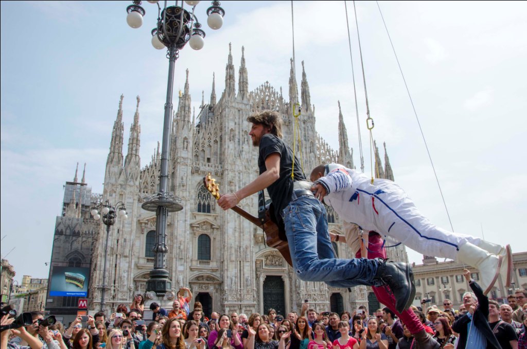 Sonohra e Li Wei in Piazza Duomo a Milano: le immagini della performance