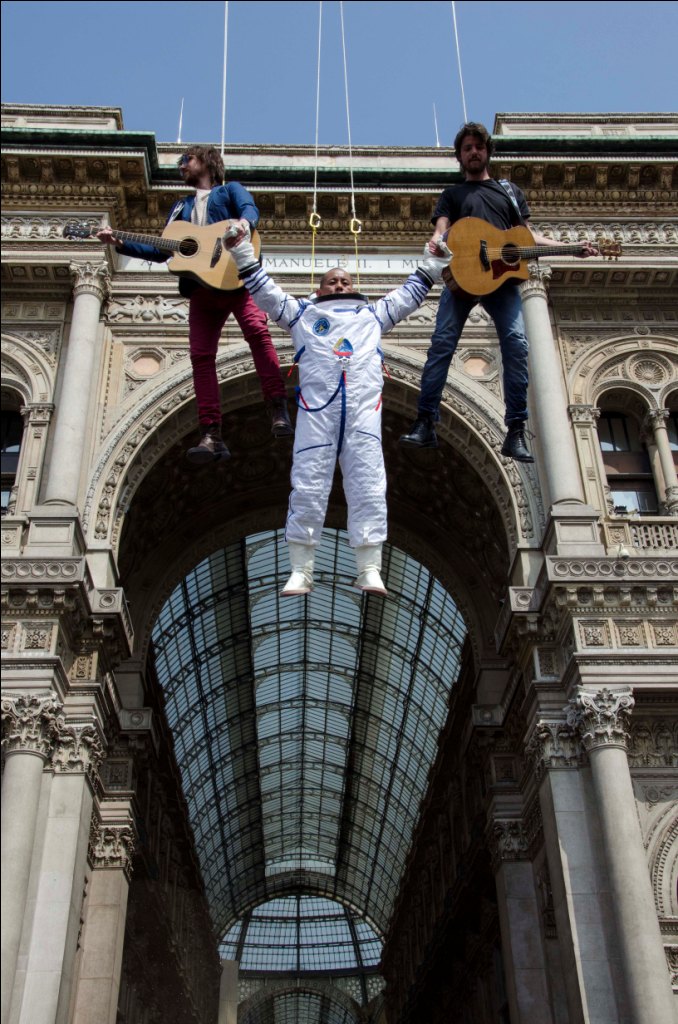 Sonohra e Li Wei in Piazza Duomo a Milano &#8211; la performance