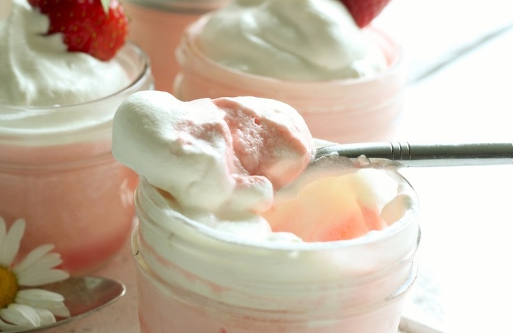 La mousse con fragole e panna per la Festa della mamma