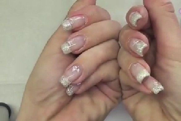 Nail art con i fiori, il tutorial spiegato passo dopo passo