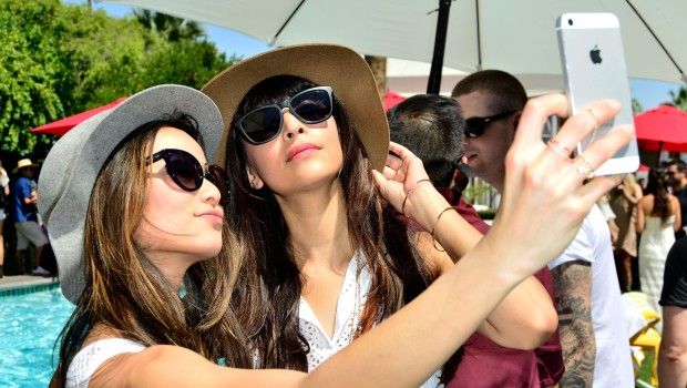 Coachella Festival 2014: i party Guess Hotel in piscina, tutte le foto delle celebrities