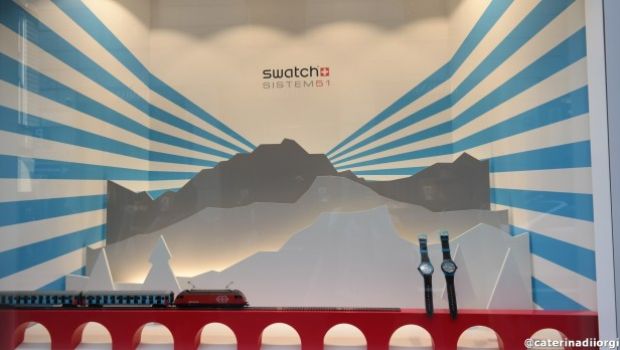 Swatch Sistem51: il nuovo orologio sbarca a Milano con un Pop Up Store esclusivo in via Montenapoleone, le foto