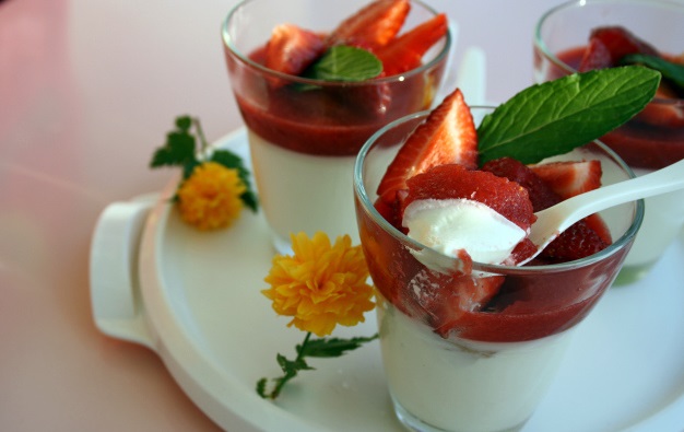 La ricetta della panna cotta con le fragole per la Festa della mamma