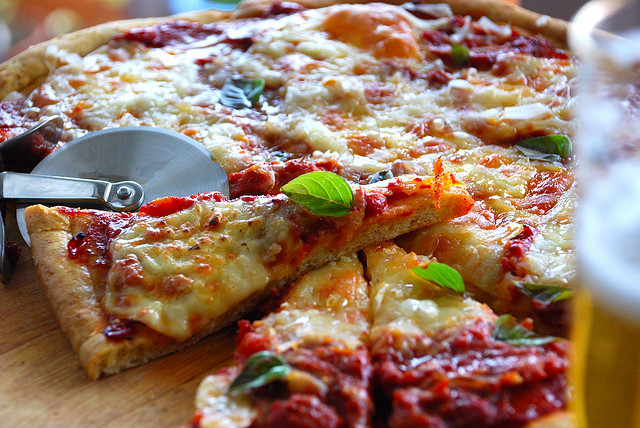 Come fare la pizza in casa: la ricetta per due persone
