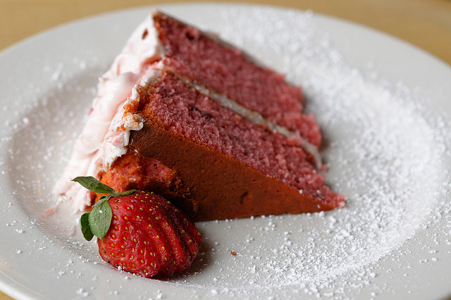 La torta di fragole con crema di formaggio fresco e confettura di frutta