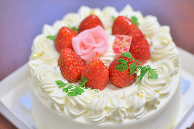 La torta per la Festa della mamma con panna  e fragole