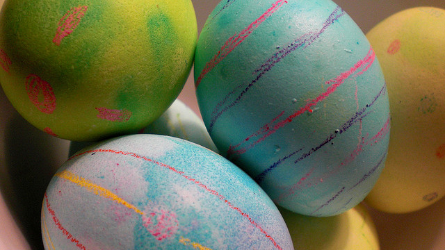 Come decorare le uova sode per Pasqua con i pastelli a cera
