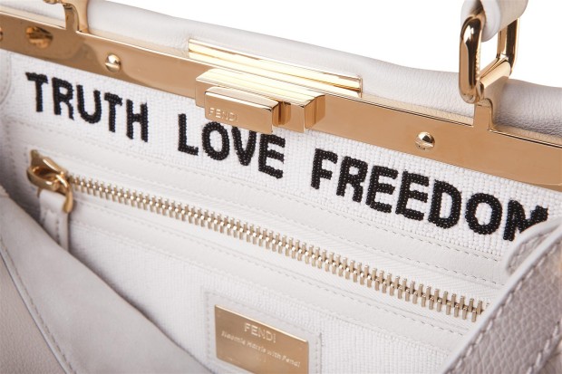 Fendi borse Peekaboo: Gwyneth Paltrow, Cara Delevingne e Naomie Harris, personalizzano l’iconica bag per charity