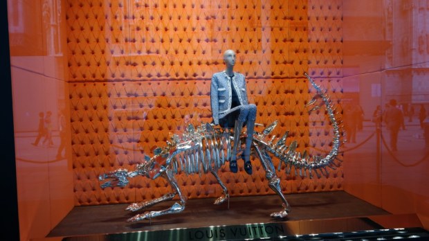 Louis Vuitton, dinosauri nelle vetrine della Rinascente di Milano