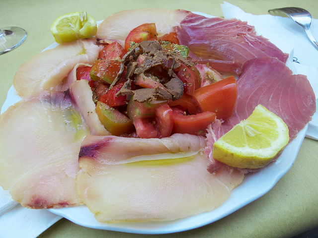 Il carpaccio di pesce spada e tonno per un antipasto leggero e fresco