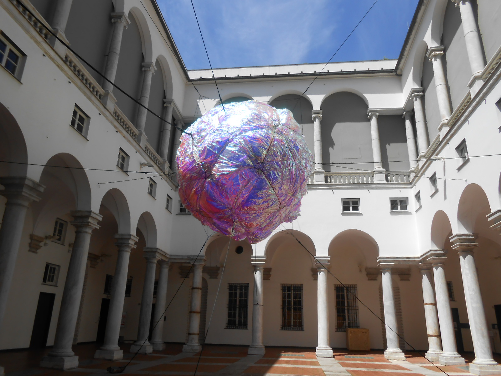 L’installazione site-specific di Tomàs Saraceno al Palazzo Ducale di Genova. Come raggiungerlo