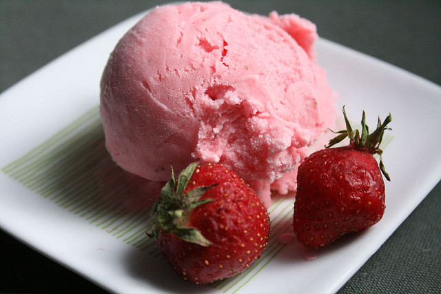 Il frozen yogurt alla fragola da fare in 10 minuti per la merenda dei bambini