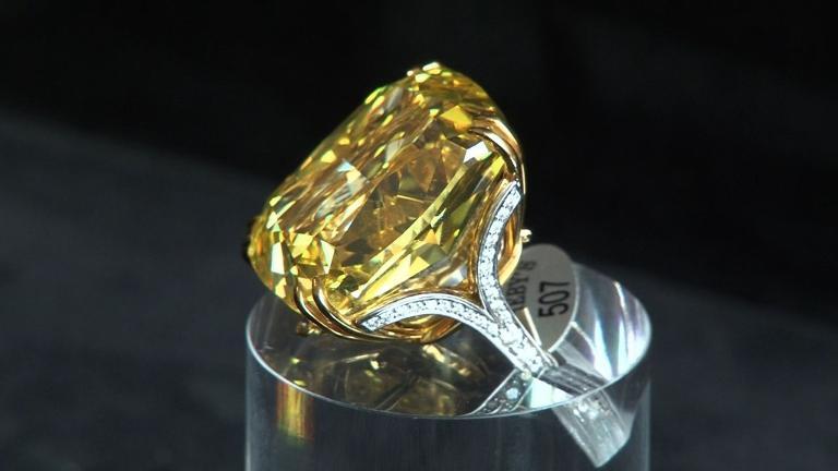 Il diamante giallo più grande del mondo all’asta da Sotheby’s batte tutti i record