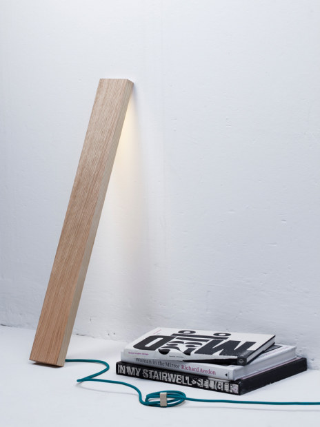 La lampada in legno Left di Luca Corvatta