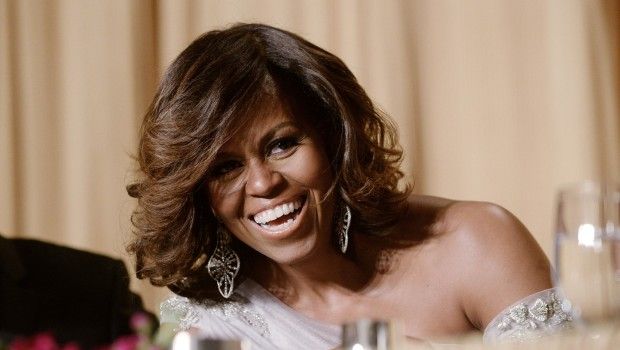 White House Correspondents Dinner 2014: Michelle Obama in Marchesa, il red carpet con le celebrities, le foto e il video