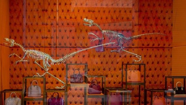 Louis Vuitton vetrine Rinascente Milano: protagonisti i dinosauri, enormi scheletri preistorici in oro, le foto