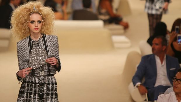 Chanel Cruise Collection 2015 Dubai: la sfilata evento, special guest Tilda Swinton, Dakota Fanning e Freida Pinto, le foto