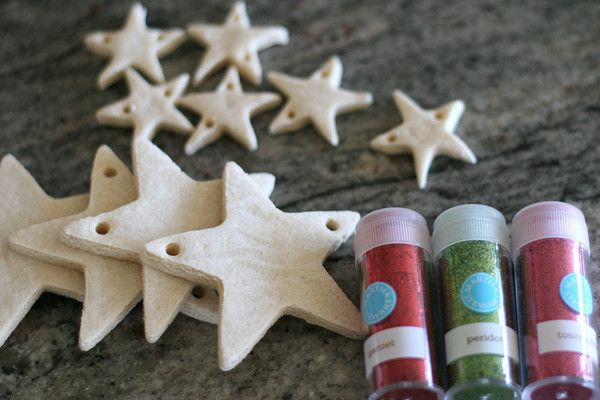 Pasta di sale: come decorare i lavoretti con le polveri glitter