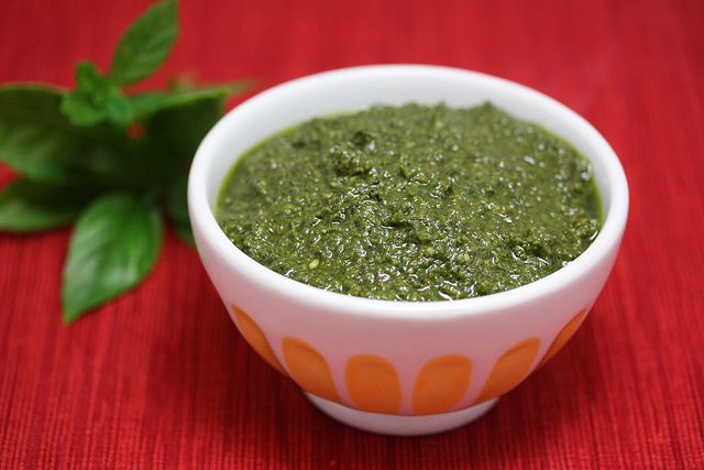 Il pesto alla genovese con basilico fresco da fare col mortaio