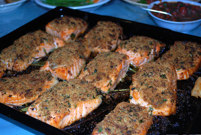 Il filetto di salmone panato alle erbe, piatto estivo leggero e gustoso