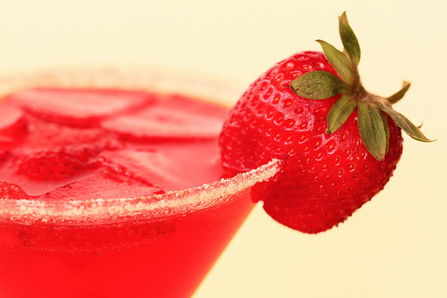 Lo Strawberry Daiquiri, il cocktail alla fragola dolce e femminile