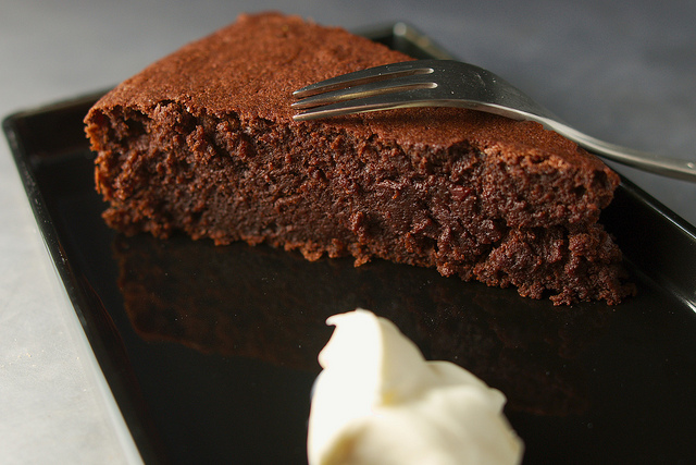 La torta al cioccolato light con la ricetta per chi è a dieta