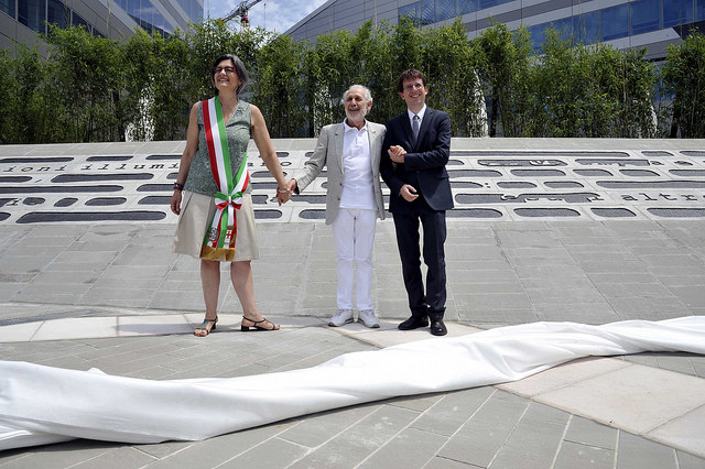 Piazza Gino Valle a Milano: protagonista un&#8217;opera di Emilio Isgrò