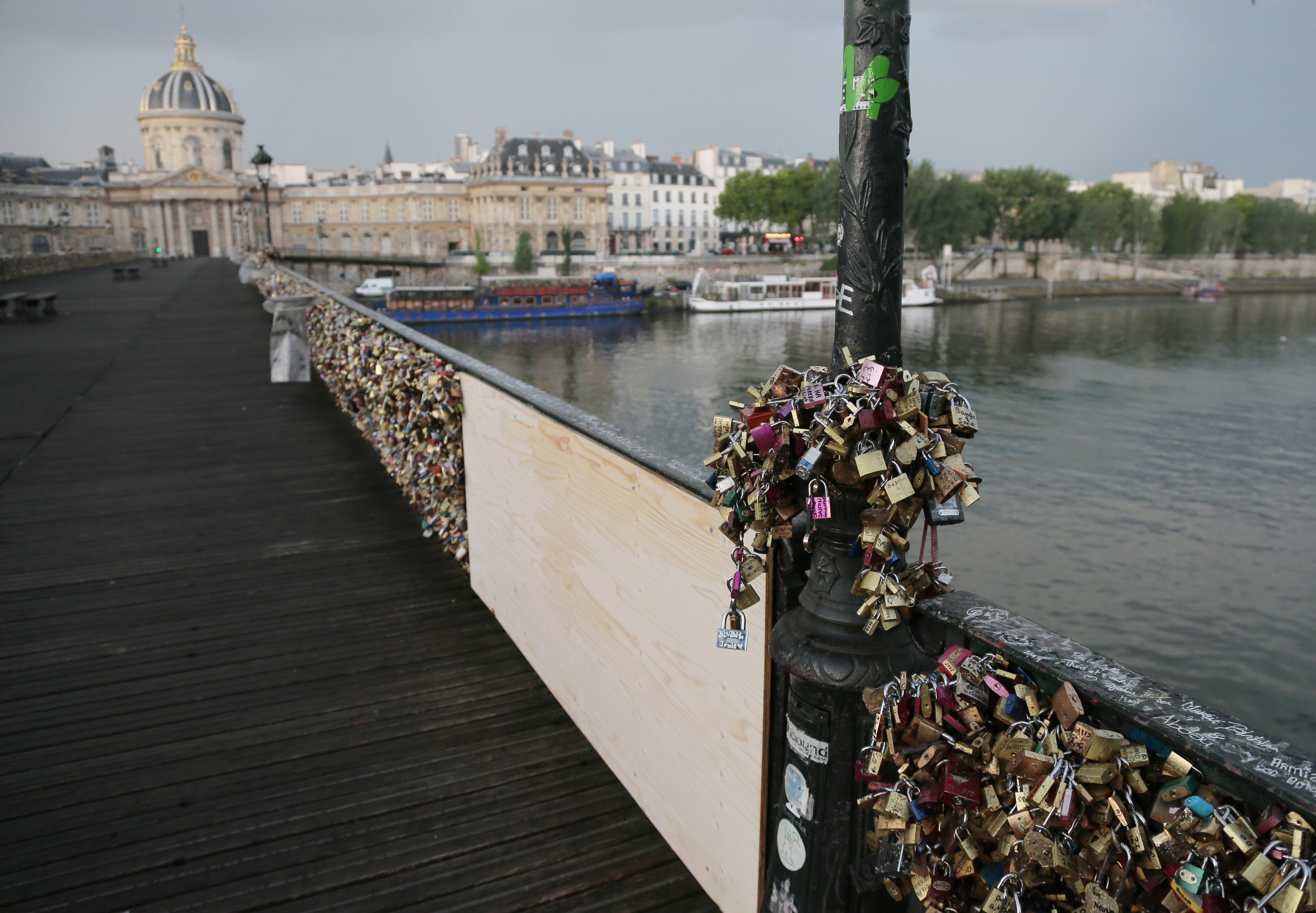 I lucchetti dell&#8217;amore danneggiano il Pont des Arts a Parigi