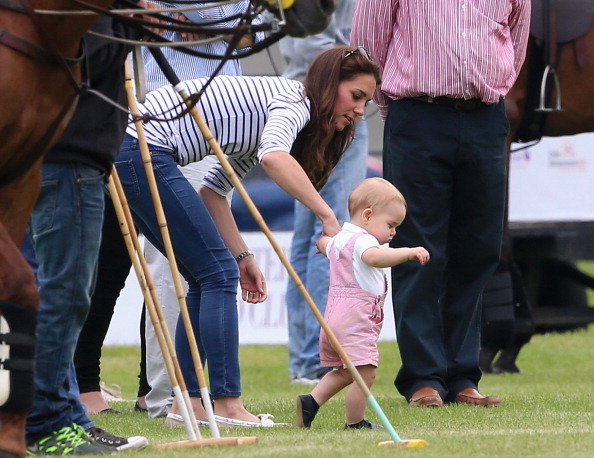 Il principino George fa i primi passi insieme a mamma Kate Middleton e il web si intenerisce