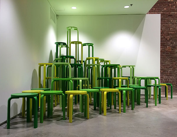 Sgabello Stool 60 di Artek: a New York una installazione lo celebra