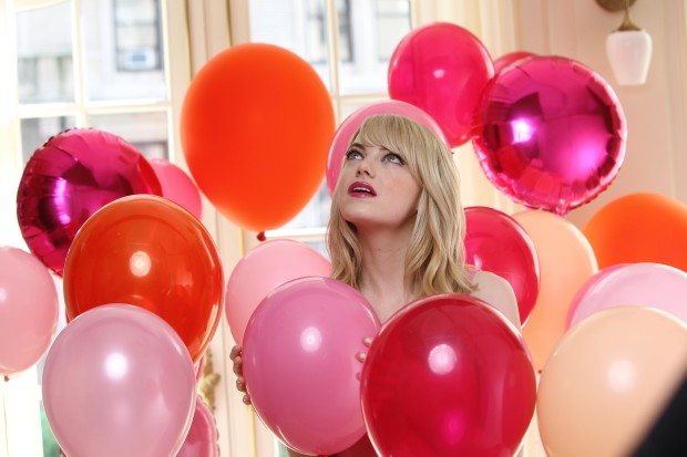 Revlon Colorburst Crayon Collection: il video con la testimonial Emma Stone, le foto del backstage