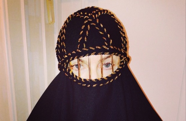 Madonna fa selfie con il burqa, ennesima provocazione della cantante?