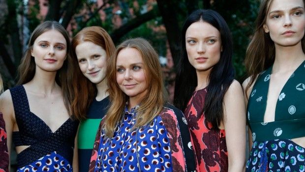 Stella McCartney collezione Resort 2015: il garden party con Liv Tyler, Maggie Gyllenhaal, Cara Delevigne, Helena Christensen, le foto