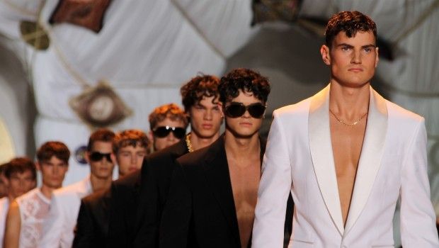Sfilate Milano Moda Uomo giugno 2014: l&#8217;anima cubana di Versace, la collezione primavera estate 2015