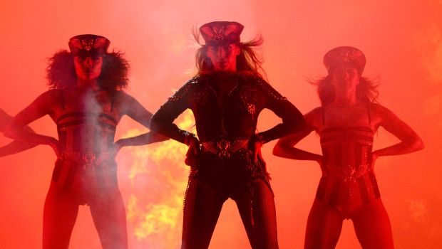 Beyonce On the Run tour: la pop star indossa look ideati da Diesel, le foto