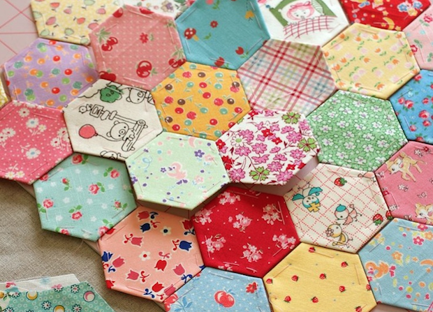 Patchwork: come fare una coperta quilt con esagoni, il tutorial