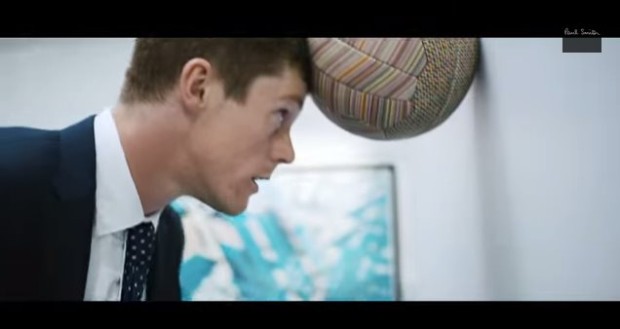 Mondiali Calcio Brasile 2014: Paul Smith presenta il pallone da football in limited edition per la FIFA World Cup, il video