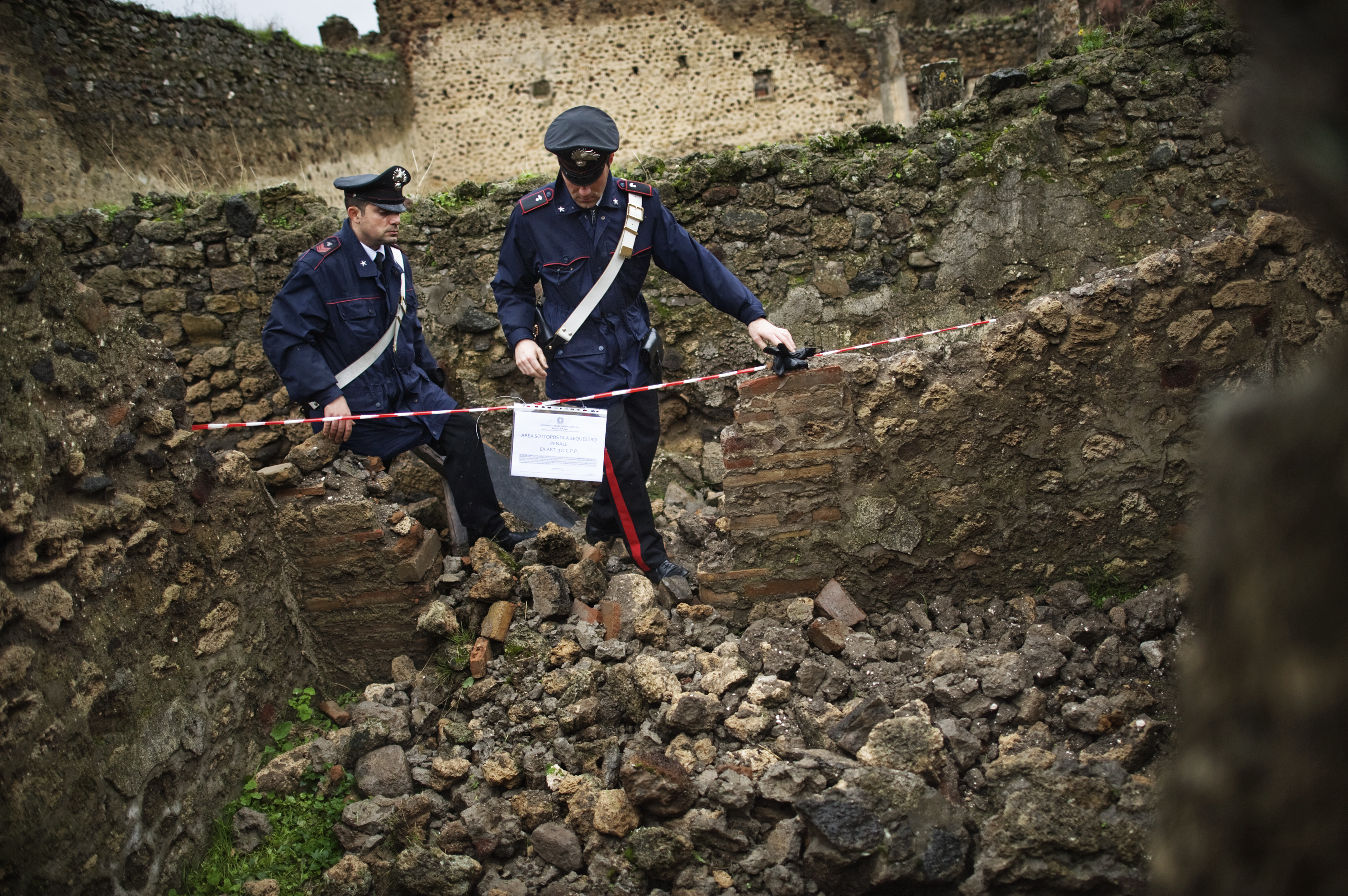 Scavi di Pompei: turista tenta il furto di alcune tessere di un mosaico