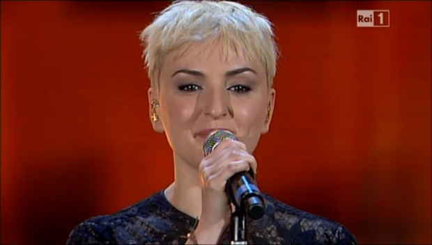 Arisa bionda ai Music Awards 2014: tutti i look della cantante