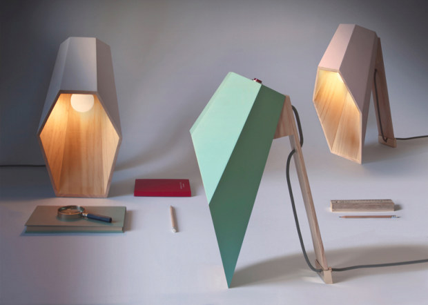 Le lampade da tavolo in legno esagonali di Alessandro Zambelli