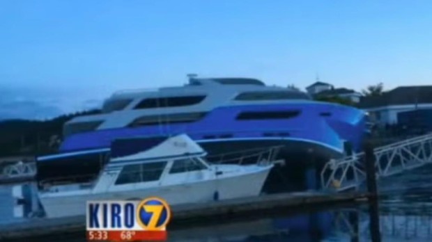 Yacht di lusso si ribalta durante il varo a Washington