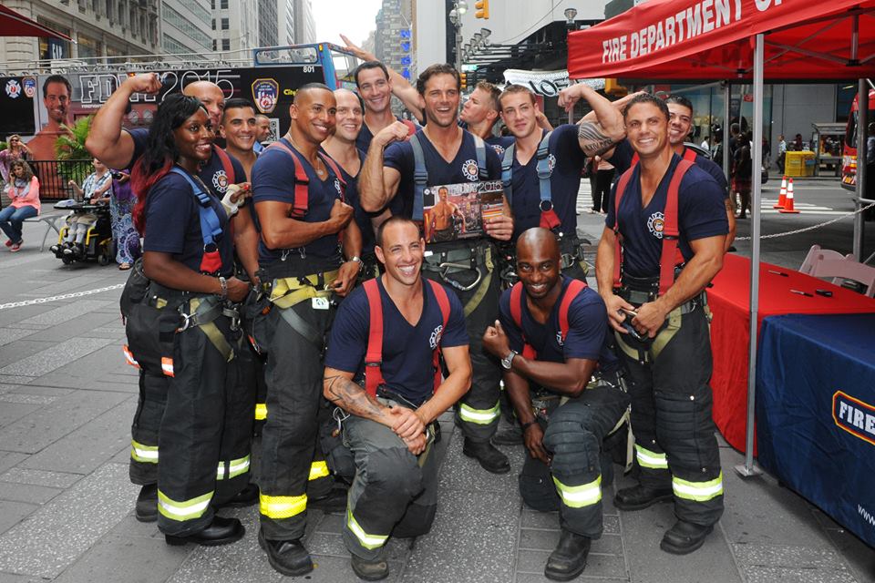 Una donna sul calendario dei vigili del fuoco di New York, è la prima volta che accade