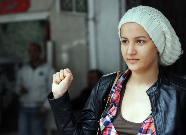 Francia, l&#8217;ex FEMEN Amina Sboui dichiara: &#8220;Aggredita e rasata a Parigi&#8221;