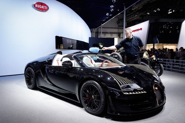 Bugatti, nuova auto sportiva erede della Veyron nel 2016