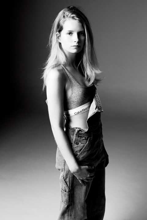 Calvin Klein Jeans mytheresa: testimonial Lottie Moss, scattata da Michael Avedon, le foto