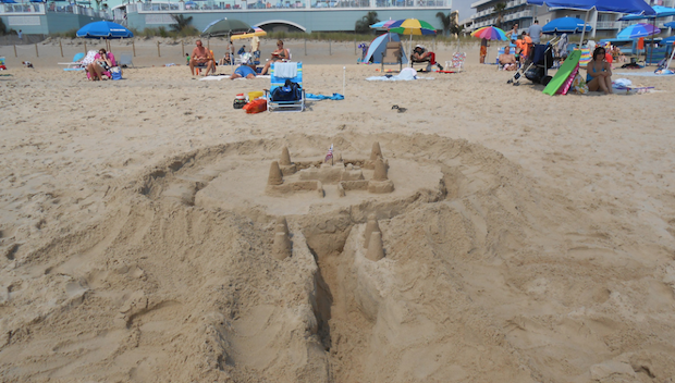 Come fare il castello di sabbia perfetto in riva al mare