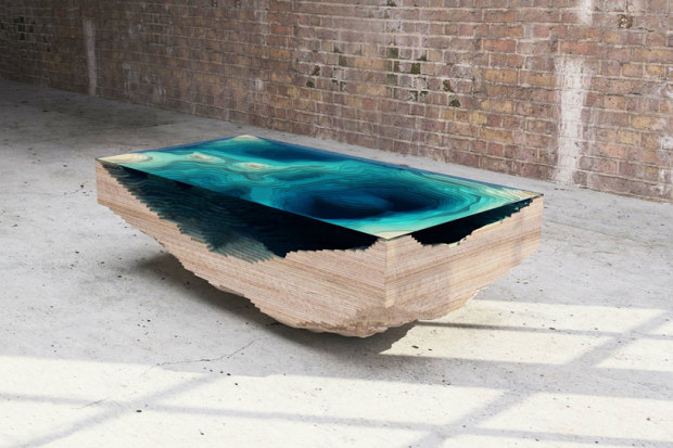 Il tavolo in legno e vetro Abyss di Duffy London