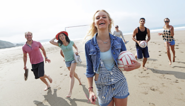 Giochi da fare in spiaggia per divertirsi in gruppo