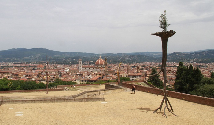 A spasso tra le sculture di Giuseppe Penone sui bastioni del Belvedere di Firenze