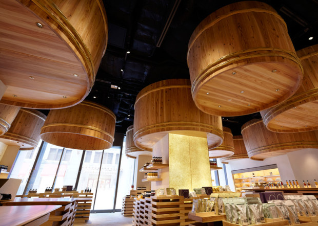 Interior design, Kengo Kuma sospende botti di legno in un negozio giapponese